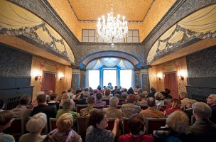 Blick in den Zuschauerraum des Liebhabertheaters Schloss Kochberg. Foto: Maik Schuck