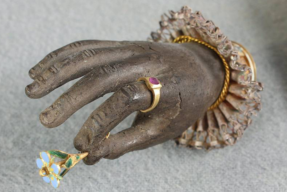 Künstlerische Hand aus Ambra mit Rubinring und stilisiertem Vergissmeinnicht, Spanien (?), vor 1683 © Klassik Stiftung Weimar Künstlerische Hand aus Ambra mit Rubinring und stilisiertem Vergissmeinnicht, Spanien (?), vor 1683 © Klassik Stiftung Weimar