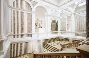 Blick in das Treppenhaus mit der Monumentalplastik »Goethe und Psyche« von Carl Steinhäuser (1851) © Klassik Stiftung Weimar