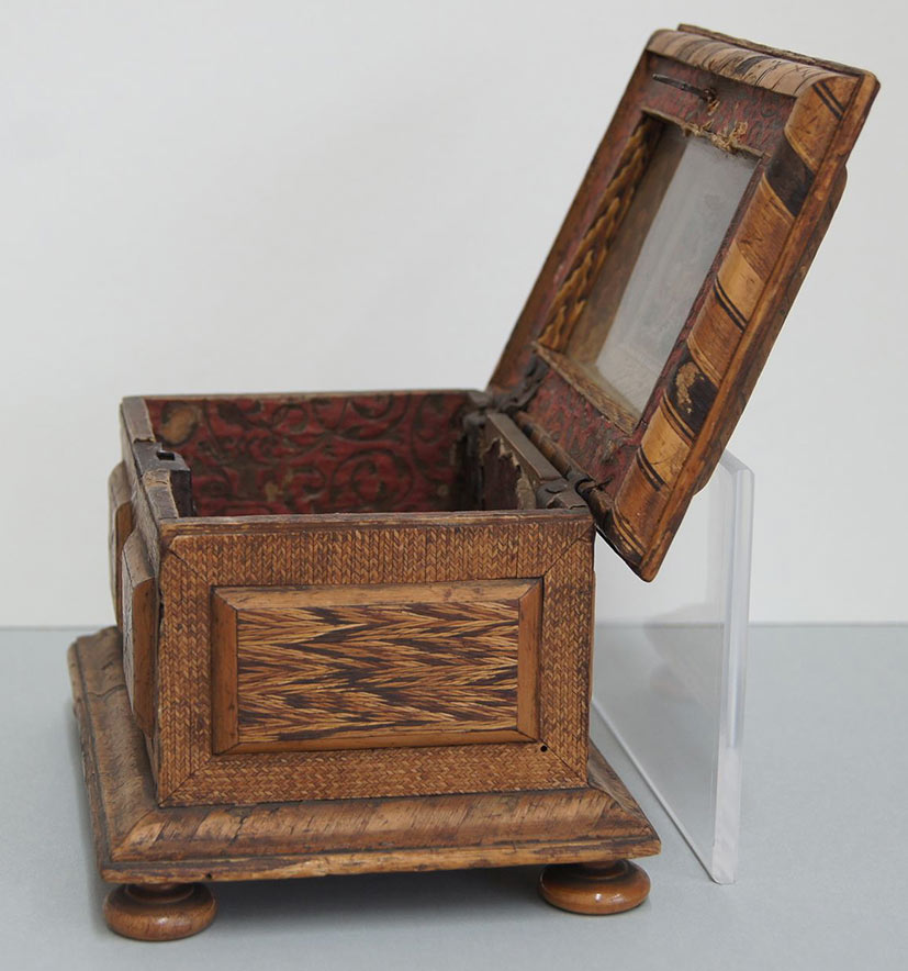 Das Kästchen mit Strohmosaik. Im Inneren weist es eine reiche Verzierung auf. © Klassik Stiftung Weimar