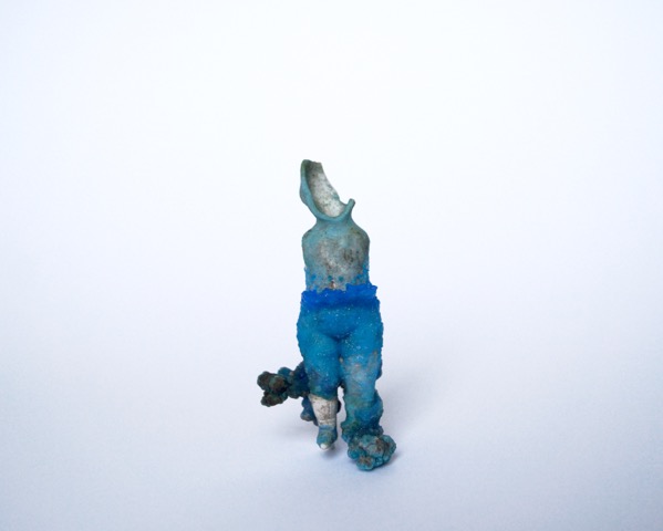 Rosmarie Weinlich, Träumer, Blaue Kristallgestalt, Porzellan, Kupfersulfat, 9 x 4 x 4 cm © Rosmarie Weinlich