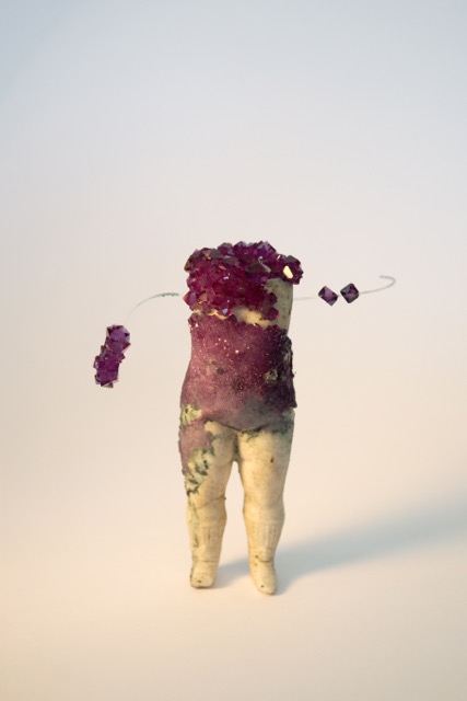 Rosmarie Weinlich, Tänzer, Violette Kristallgestalt, Porzellan, Chromoxid, 14 x 7 x 4 cm © Rosmarie Weinlich