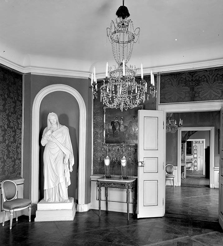 Diese Aufnahme aus dem Jahr 1954 zeigt die Große Herkulanerin im Ersten Roten Salon des Wittumspalais in Weimar. Foto: © Klassik Stiftung Weimar