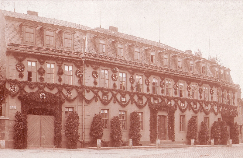 Goethes Wohnhaus im Festschmuck zu Goethes 150. Geburtstag, 1899. Foto: Louis Held, Klassik Stiftung Weimar