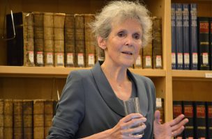 Prof. Gertrude Lübbe-Wolff bei einem Ihrer Vorträge im Bücherkubus des Studienzentrums der Herzogin Anna Amalia Bibliothek. Foto: Klassik Stiftung Weimar