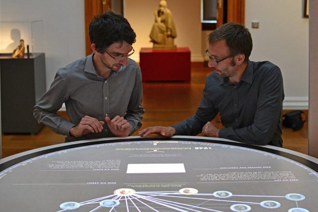 Gemeinsam haben der Ingenieur Jens Weber und Gestalter Andreas Wolter eine Installation entwickelt, um Gerhard Marks‘ Freundeskreis und die Beziehungen der Künstler untereinander abzubilden. Foto: Klassik Stiftung Weimar