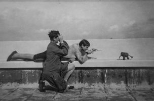 Erich Consemüller, Auf Elefantenjagd. Martha Erbs-Breuer und Ruth Hollos-Consemüller auf dem Dach des Atelierhauses/Bauhausgebäude Dessau, um 1927 © Stephan Consemüller, Klassik Stiftung Weimar, mit freundlicher Genehmigung von Wulf Herzogenrath