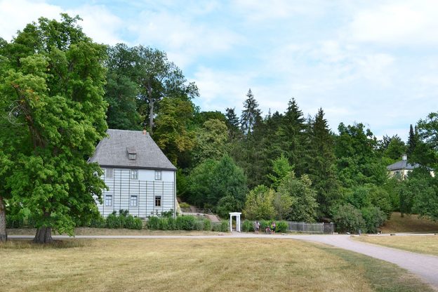 Die Wiese vor Goethes Gartenhaus gleicht einer Steppenlandschaft. Foto: Klassik Stiftung Weimar