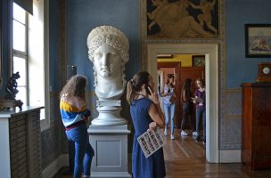 »Eigentlich schade, dass das Haus nicht mehr bewohnt wird« - Schülerinnen und Schüler der 11. und 12. Klasse zu Gast in Goethes-Wohnhaus in Weimar. Foto: Constanze Fürst, Klassik Stiftung Weimar