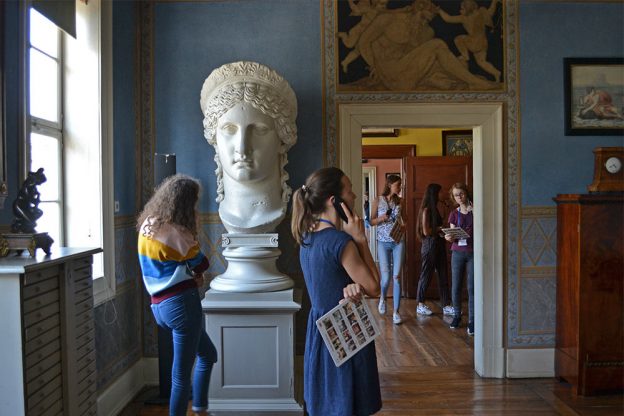 »Eigentlich schade, dass das Haus nicht mehr bewohnt wird« - Schülerinnen und Schüler der 11. und 12. Klasse zu Gast in Goethes-Wohnhaus in Weimar. Foto: Constanze Fürst, Klassik Stiftung Weimar