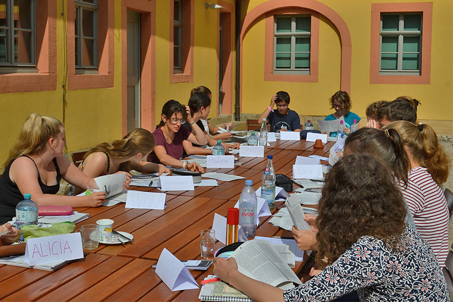 Seminareinheit im Freien. Hier diskutieren die Teilnehmerinnen und Teilnehmer des Cicerone-Projekts über Themen wie Freiheit, Individualität und Humanität. Foto: Constanze Fürst, Klassik Stiftung Weimar