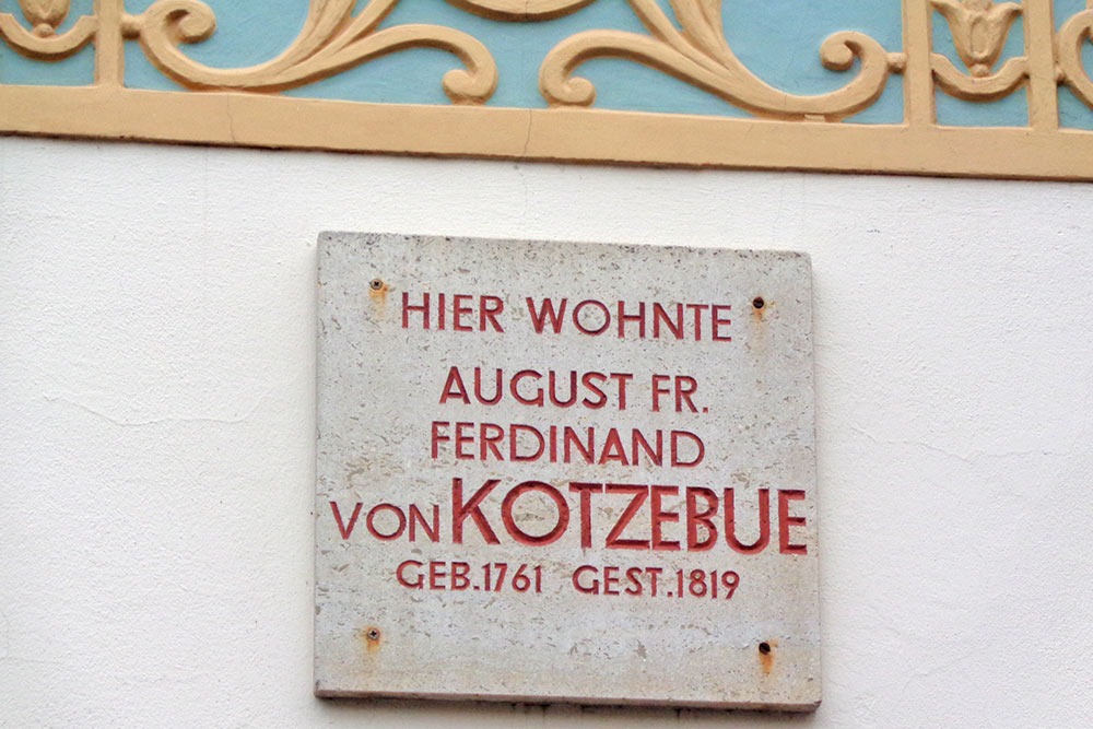Am Wohnhaus der Familie Kotzebue in der Schlossgasse, Weimar; Foto: Pietsch