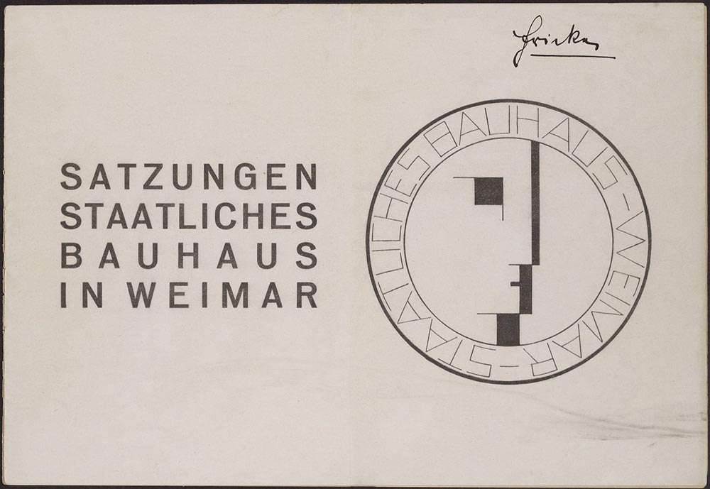 Umschlag der Satzung des Staatlichen Bauhaus Weimar, Entwurf: Oskar Schlemmer, Dauerleihgabe Nachlass Hans Fricke