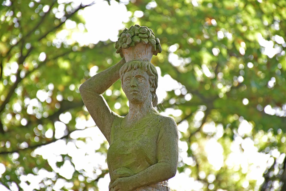 Die Statue der Flora im Schlosspark Belvedere.