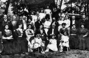 Die Familie Hirschmann/Frankenbacher um 1910 (Emma Frankenbacher 2. v. l. sitzend, Elisabeth Frankenbacher vorn, 3. v. l.) © privat