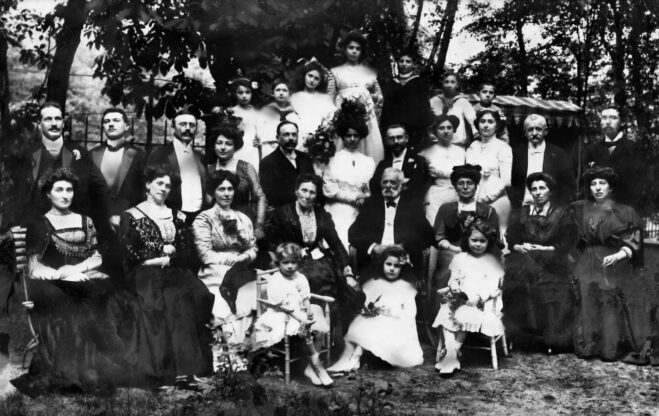 Die Familie Hirschmann/Frankenbacher um 1910 (Emma Frankenbacher 2. v. l. sitzend, Elisabeth Frankenbacher vorn, 3. v. l.) © privat