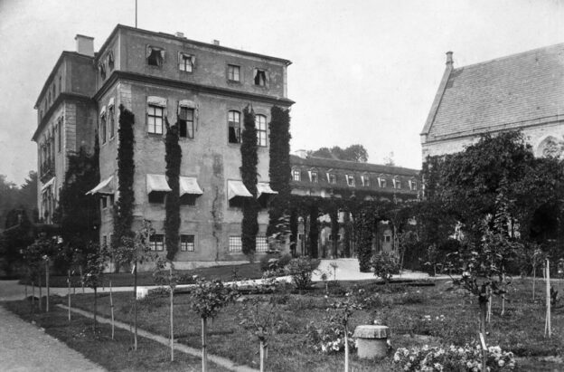Ostparterre mit Pergola und Hochstammrosen im Schlosspark Ettersburg um 1900. Foto: © Klassik Stiftung Weimar