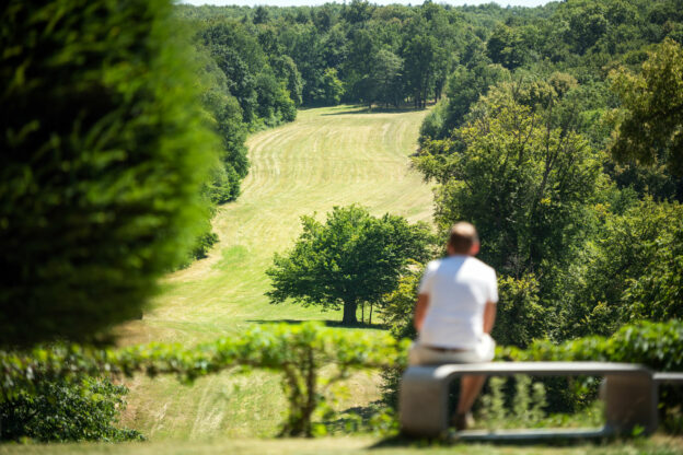 Der nach dem berühmten Gartengestalter Fürst Hermann von Pückler-Muskau benannte "Pücklerschlag" im Schlosspark Ettersburg gibt einen wunderbaren Panorama-Blick frei. Foto: Thomas Müller © Klassik Stiftung Weimar