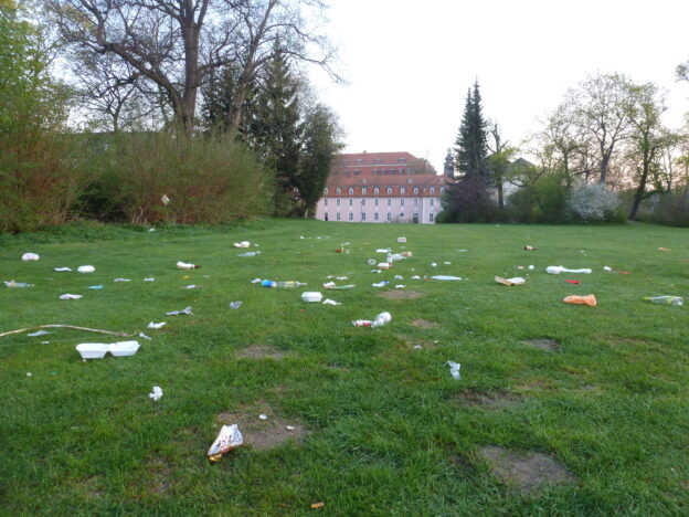 Gärtner und Gärtnerinnen der Klassik Stiftung Weimar sind vor allem in den Sommermonaten täglich mehrere Stunden beschäftigt, Müll der Parkgäste einzusammeln. Dabei verlieren sie wertvolle Zeit für die Pflege der Parks und Gärten. Foto: Katrin Luge | Klassik Stiftung Weimar