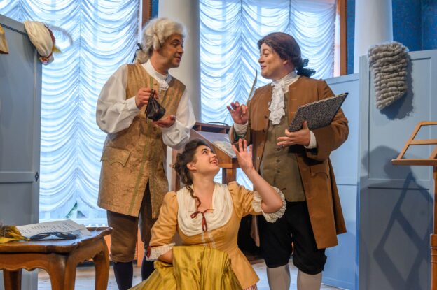 „Theatralische Abentheuer“ heißt die Neuinszenierung von Goethes Lieblings-opera-buffa, die im Liebhabertheater Kochberg aufgeführt wird. Foto: Maik Schuck