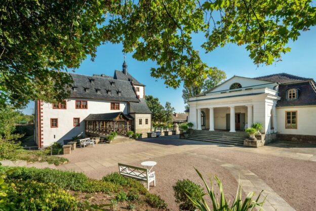 Das klassizistische Privattheater auf Schloss Kochberg , etwa 30 Kilometer von Weimar entfernt, werden vor allem Werke des Barock, der Klassik und der Romantik aufgeführt.